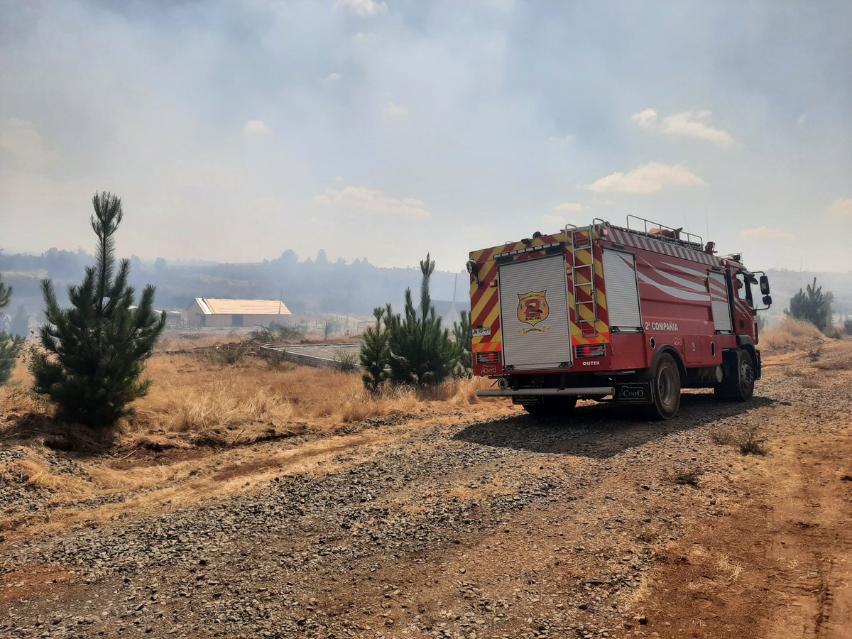 marceandres1's tweet photo. #SanNicolásÑuble 10:00 hrs sector Parcela Las Vertientes. Otro nuevo foco de incendio Forestal de rapido avance con peligro de propagacion a viviendas. Trabajo Bomberos de la comuna y Brigadas forestales aereas y terrestres. https://t.co/9BZytZkgyM