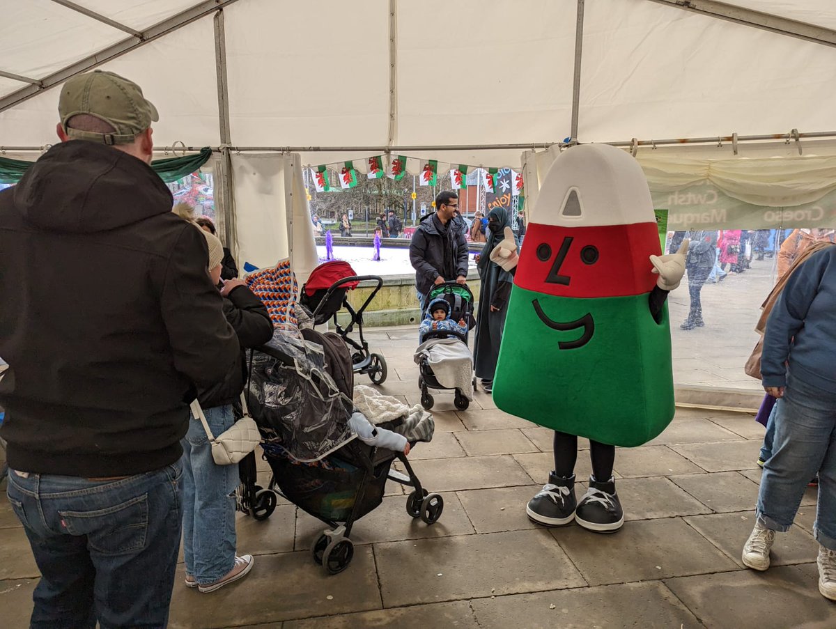 UrddGorMor's tweet photo. Diolch i Elena o @yggwyr a Lili o @YsgolYstalyfera am helpu mas ddoe a heddi gyda Mr @Urdd yng Ngwyl Groeso Abertawe @JoioAbertawe @menterabertawe 😊🏴󠁧󠁢󠁷󠁬󠁳󠁿 https://t.co/F7qHD87xnk