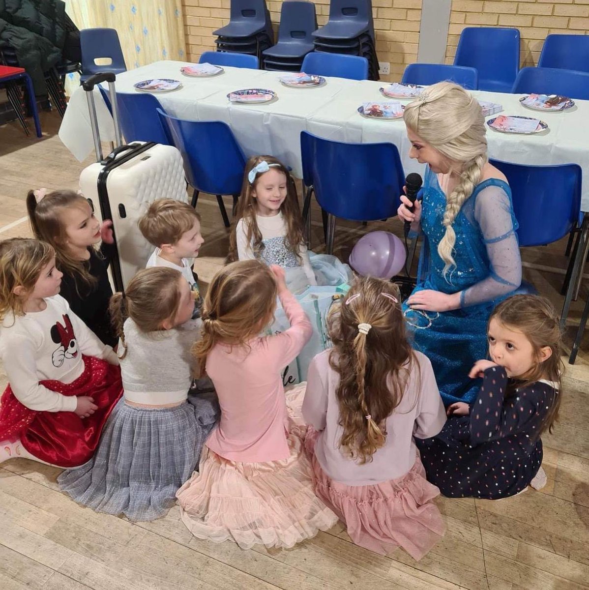PartionP's tweet image. My favourite parties are ones where the children are dressed up &amp;amp; you can’t get a word in edgeways because they’re all want to speak to you❤️ 

Dwi’n caru’r partïon lle mae’r plant wedi gwisgo i fyny hefyd ac mae’n amhosib rhedeg y parti achos bod nhw gyd eisiau siarad hefo ti❤️