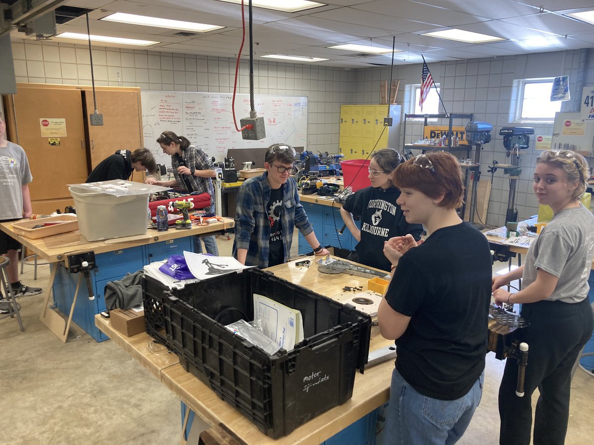 wkhsengineerin1's tweet photo. Worbots Team 4145, hard at it on a Saturday morning after leaving about 1:30AM this same day!  #ItsWorthIt @WKHSWolves https://t.co/BfcoN1ZmLX