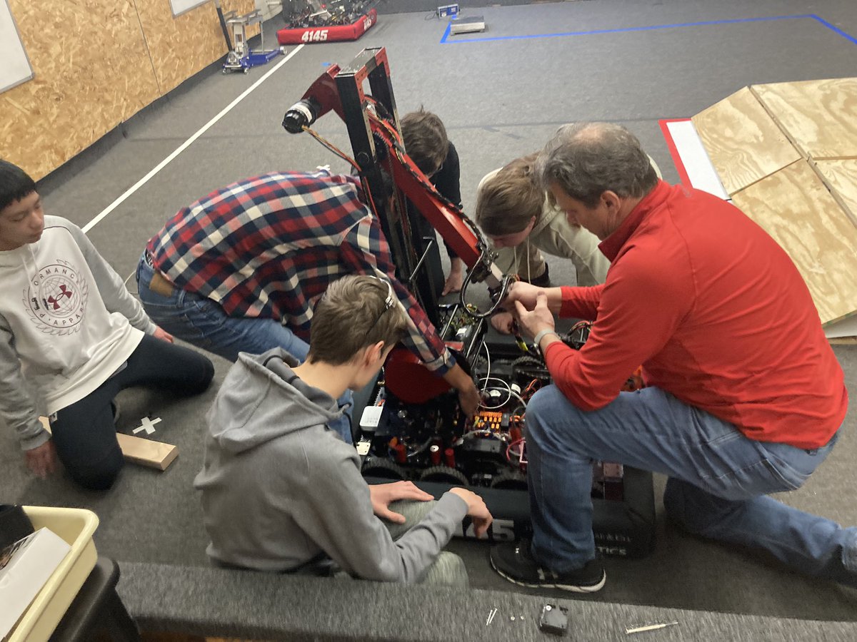 wkhsengineerin1's tweet photo. Worbots Team 4145, hard at it on a Saturday morning after leaving about 1:30AM this same day!  #ItsWorthIt @WKHSWolves https://t.co/BfcoN1ZmLX