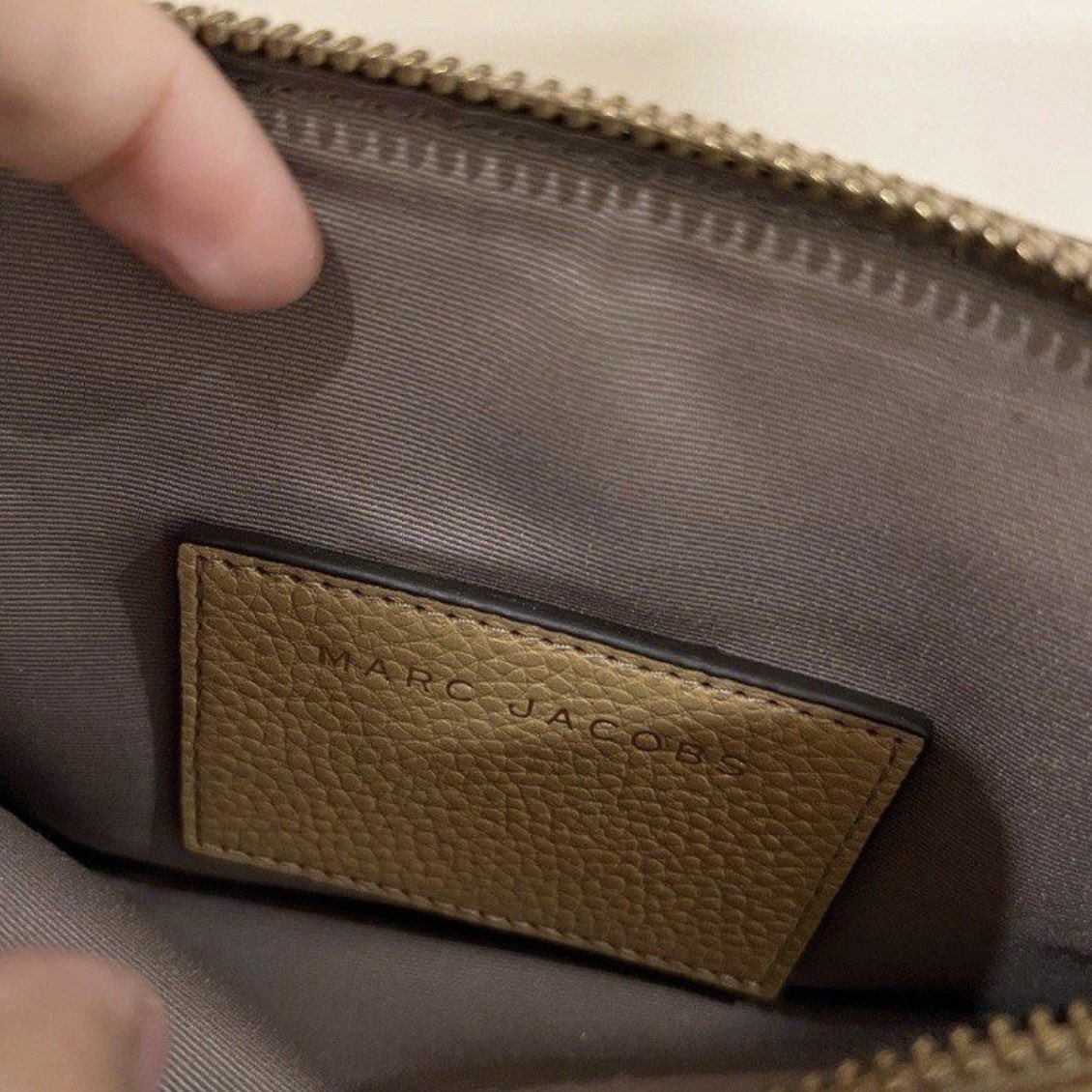 doohaeck's tweet image. WTS
Marc jacobs the shutter crossbody bag
1.5 (Bisa oren)
#taspreloved #prelovedbag #marcjacobs