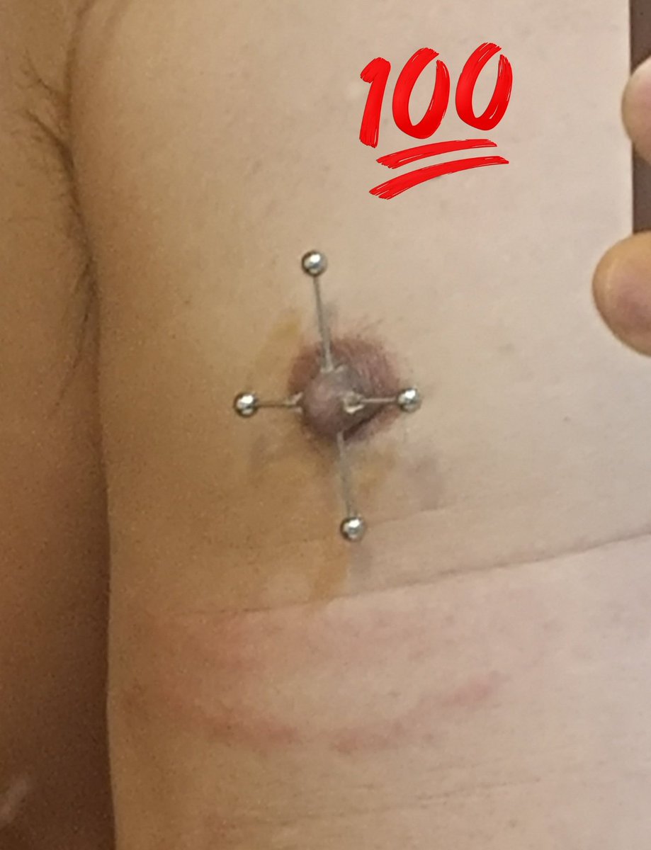 十字にバーベルピアスを付けてみた。　結構変態チックな構図だと思うんだが、皆さんは如何ですか？
#乳首ピアス
#十字ピアス
#変態乳首