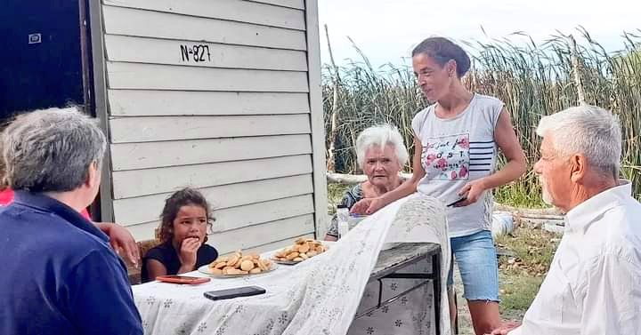 BeronTaxi's tweet photo. #mateamos🧉 en #VillaElvira con tres familias👨‍👩‍👧‍👧, hablamos del Barrio y de nuestra querida Ciudad de La Plata😊👍
#juliogarro2023 
#casadelpuebloperonista https://t.co/95oSr6f1ia