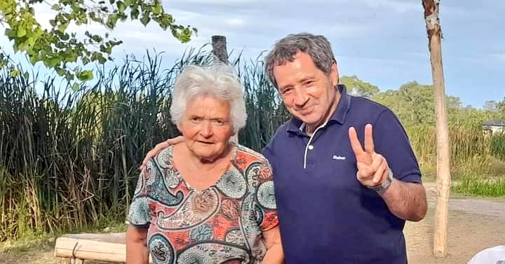 BeronTaxi's tweet photo. #mateamos🧉 en #VillaElvira con tres familias👨‍👩‍👧‍👧, hablamos del Barrio y de nuestra querida Ciudad de La Plata😊👍
#juliogarro2023 
#casadelpuebloperonista https://t.co/95oSr6f1ia