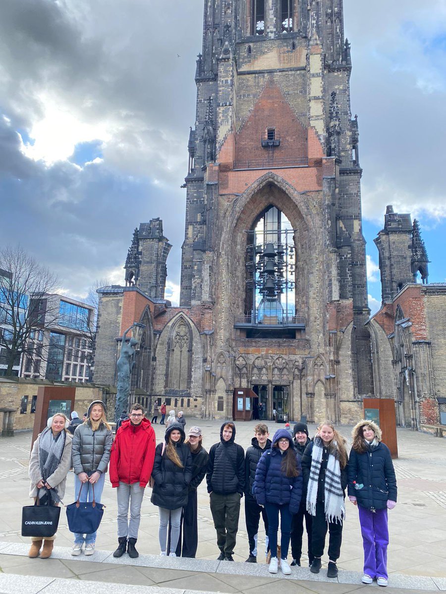 OrielHighSchool's tweet photo. Great pics from Germany today where our KS4 German students are in Hamburg as part of our German exchange program. Today's activities included a tour of the city &amp; braving the freezing temperatures.!!Everyone’s having a blast! 🇩🇪 💜 #PurplePalaceOnTour #OrielLanguages #ReturmTrip https://t.co/od0TSlo27y