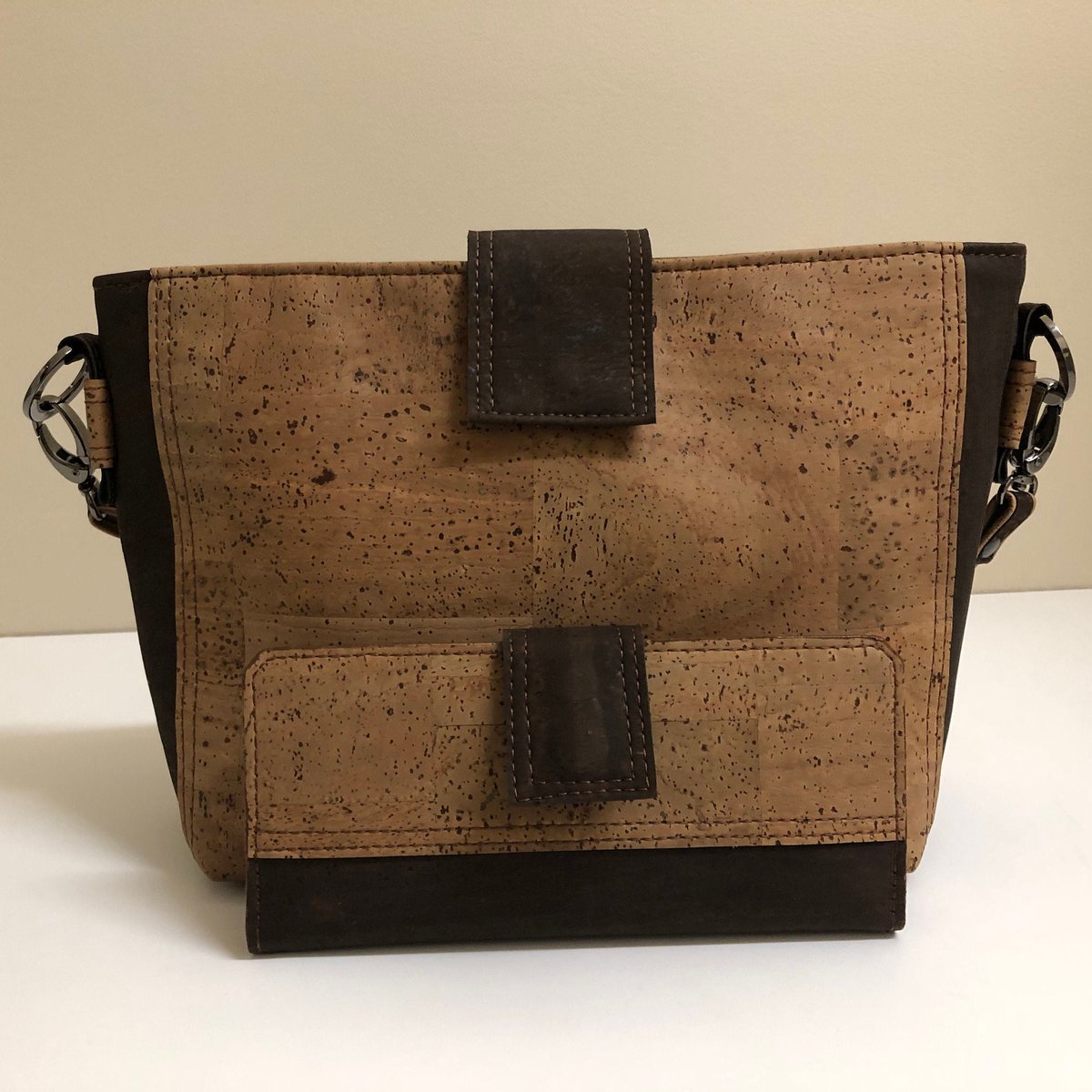 UrbanStitcher's tweet photo. A new crossbody bag and matching wallet, sold separately in #UrbanStitcher Etsy Shop.  More details and pictures of the bag at https://t.co/mLE2vfWC2D.  Follow the link in the product description to read about the wallet.  #corkbag #corkwallet #handmade https://t.co/ejDVY8H6bX