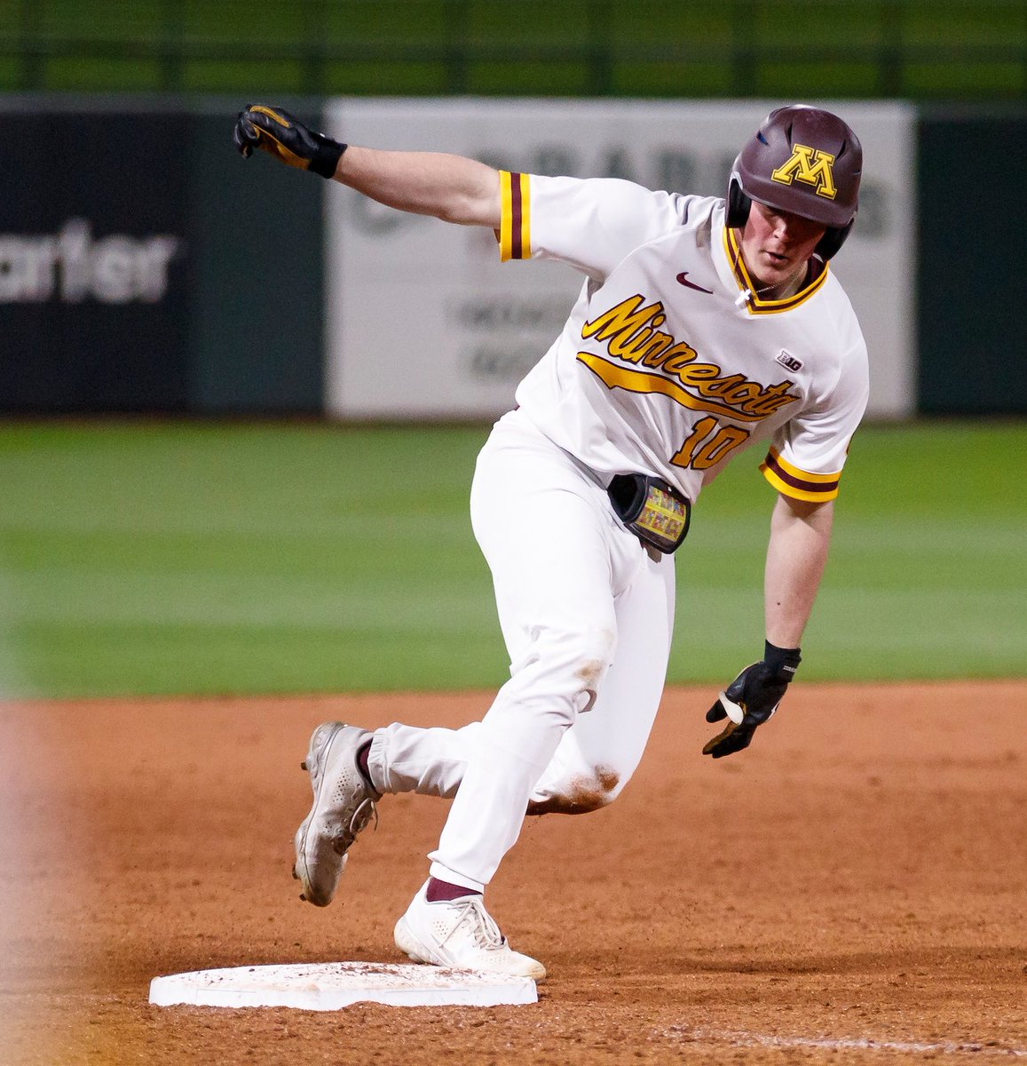SLAMMIN’ SAMMY 💣 

<a href="/Sam_Hunt9/">Sam Hunt</a> destroys a first pitch fastball to DEEP left field and the #Gophers are within one!