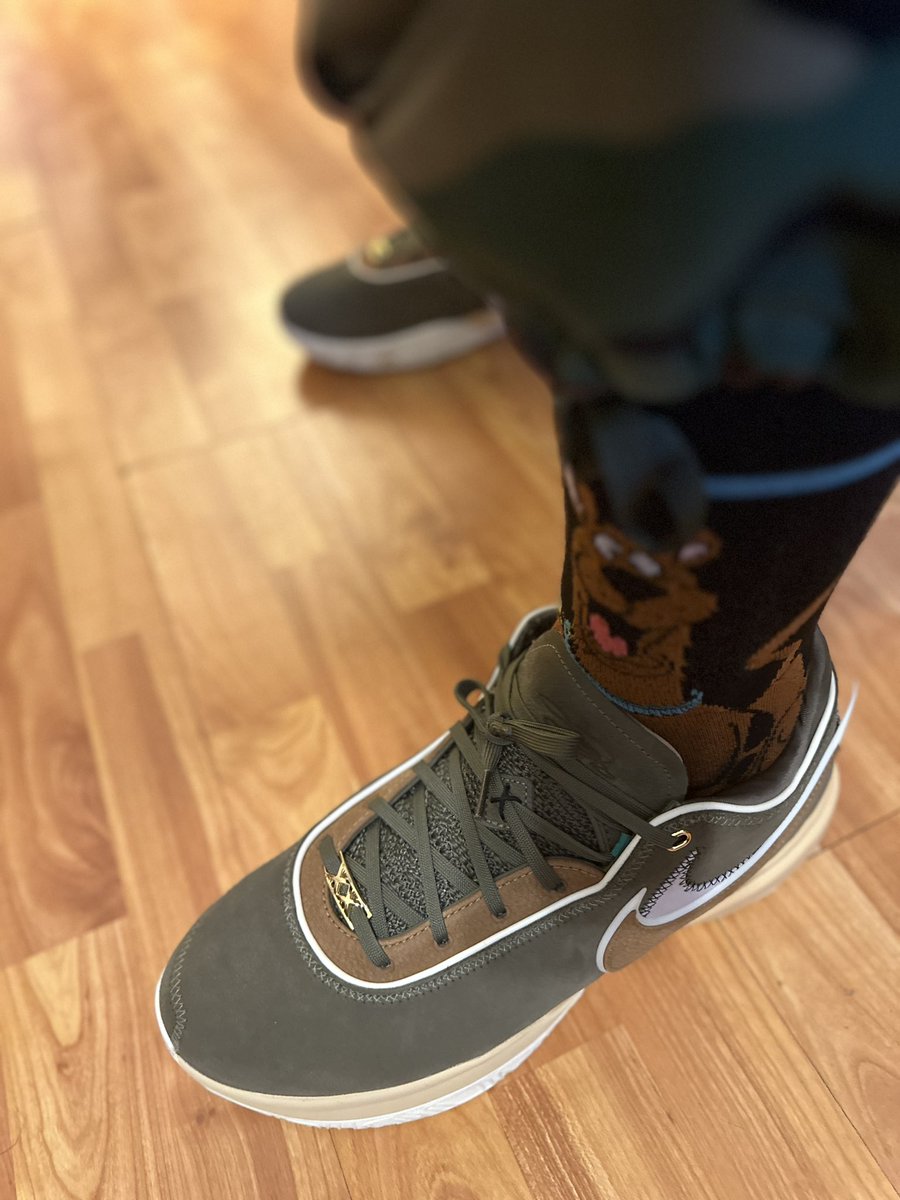DaryleLSmith's tweet photo. Todays Dope Camo Drip
🧢👕👟💧
#Lebron20 #YankeeFit
#ScoobyDoo #Nike
@uncle_rjs @ahmiryoung
@FrshPhade @KidFromTheX @CallMeCoachVP @LiCkMyJs @LexxDaTurtle @mdeeeeee_ @MagMr44 @CoachWes03 @ALilBitOfEryn @Just_JeNiNE_ @IngloriousGUIDO
@kp0pkicks @rjolli007 https://t.co/sfkYLD6ZMW