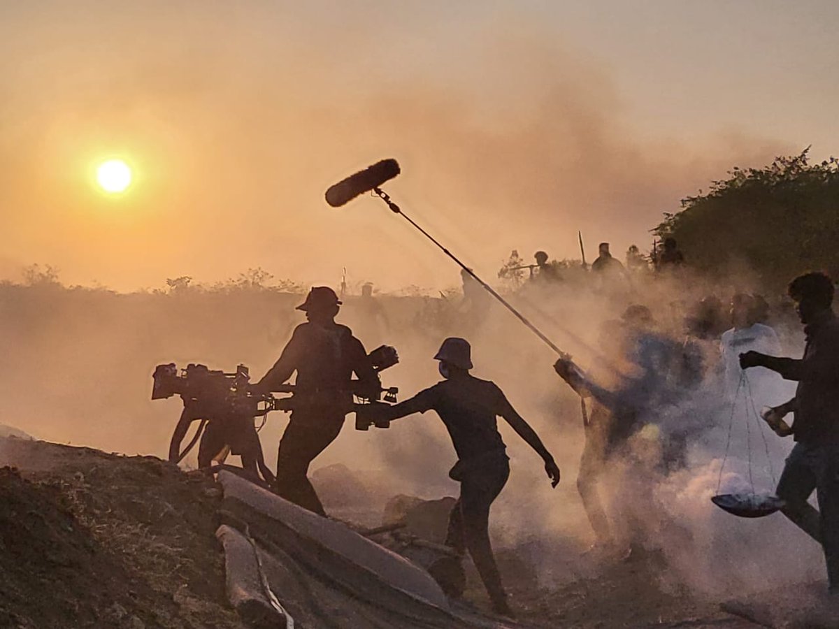 RDBalaji's tweet photo. #Thangalaan BTS KGF #shoot✨🔥
@beemji @chiyaan @parvatweets @MalavikaM_ @PasupathyMasi @thehari___ @arjun_anbudan #ChiyaanVikram @kishorkumardop #venice2 #arritrinity https://t.co/AgHgEBHBLP