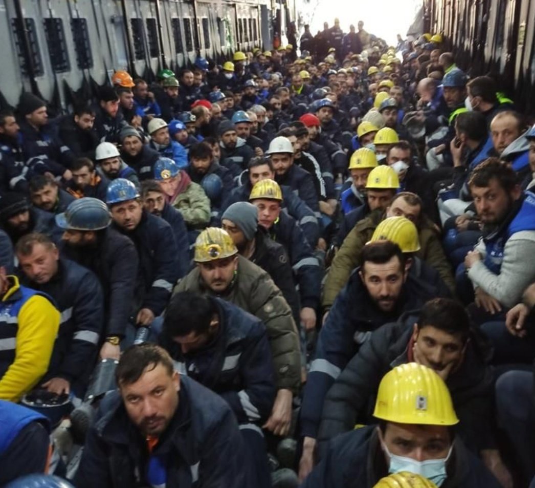 Yabancı arama kurtarma köpekleri ülkelerine kargo bölmesinde değil de kabin içinde gitti.. Güzel jest.. Peki arama kurtarma çalışmaları için bölgeye giden madencilerimiz niye kargo uçaklarıyla taşındı!!