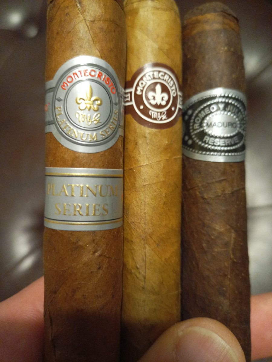 Eric_D____'s tweet image. Having a hard timeb here.. I'll go with my last Romeo y julieta..