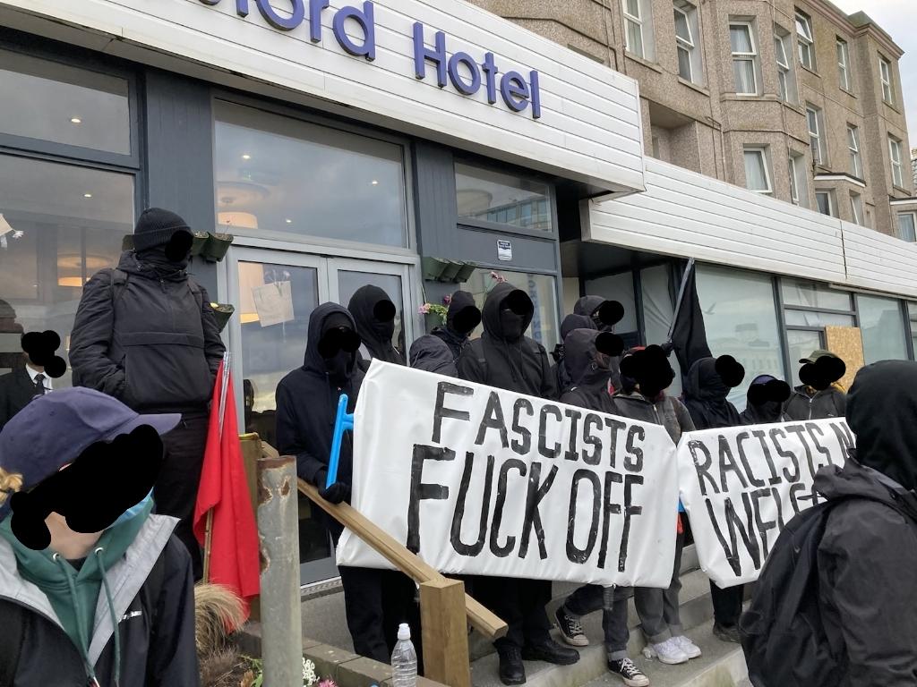 The fash have left! MASSIVE well done to everyone who came out today. Together we protected refugees in the hotel from the far right. They were totally humiliated and outnumbered

This is what solidarity looks like!

Onan hag oll, Cornwall is antifascist ✊✊✊