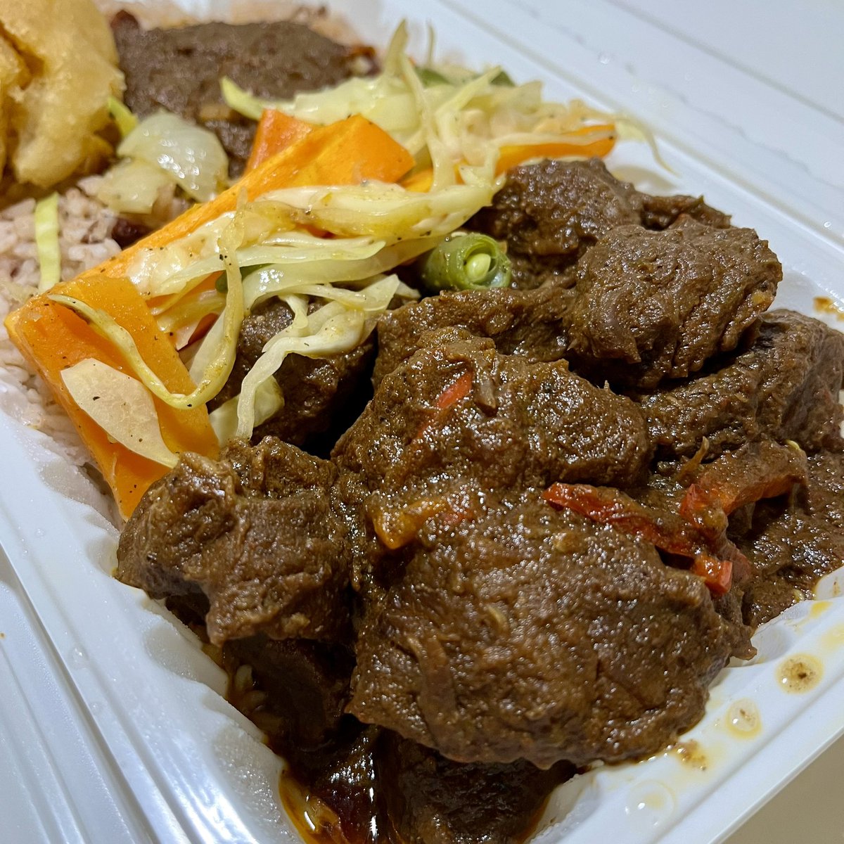 514eats's tweet photo. WAGWAN! Can never go wrong with Caribbean Food Factory, serving up delicious, affordable Pan-Caribbean classics such as jerk chicken & stew beef on rice ‘n’ peas next to their scrumptious dumpling. 🇯🇲❤️
.
#montreal #ndg #takeout #fave #caribbean #jamaican #jerkchicken #stewbeef https://t.co/cPjX5DWfEK