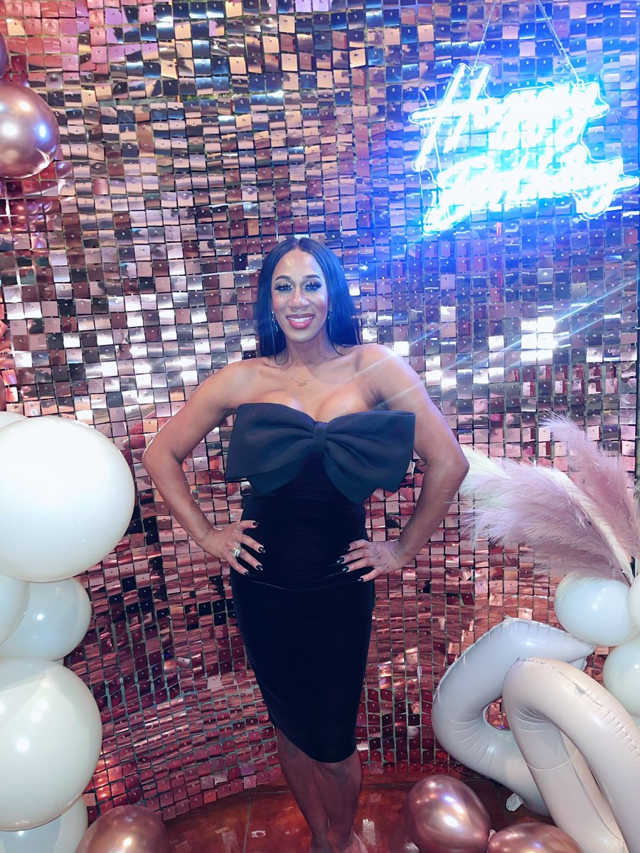 themilajam's tweet photo. 1 time for da burfdayyyy girl #HappyBirthday #jamday https://t.co/G3p8vDzpsO