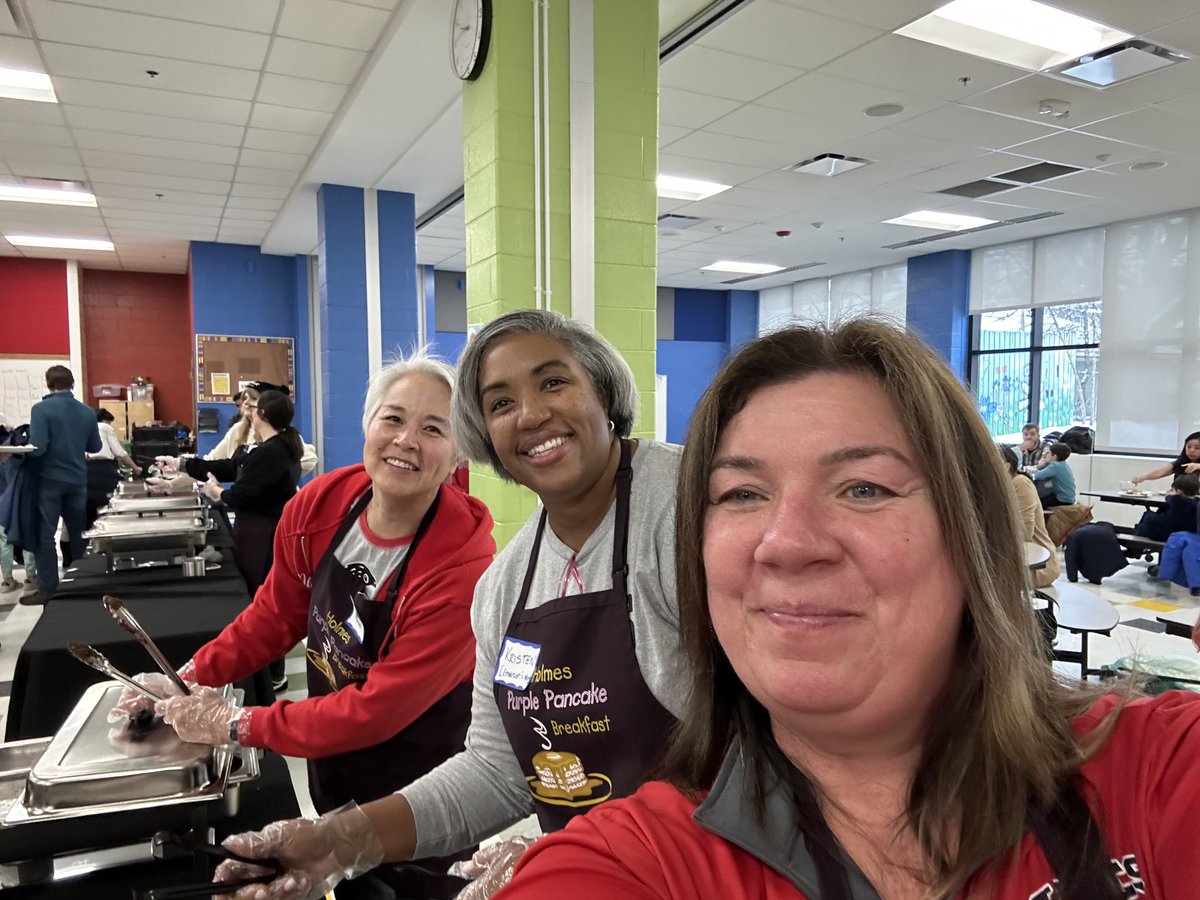 ChristineZelaya's tweet image. It’s back! The annual Holmes pancake breakfast was a great place to be this morning with admin, parents, and teachers serving our Holmes community. The line was literally out the door! #WeAreD97 #OakPark97 #HolmesHawks