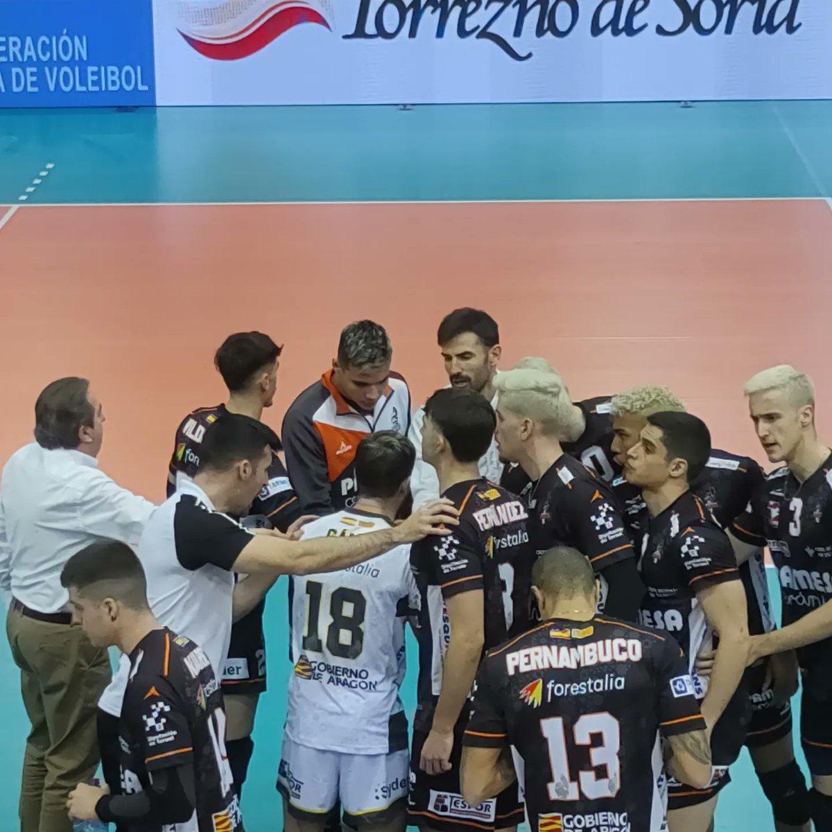 UNBSport's tweet photo. Qué partido de semifinal #coparey nos está regalando @CVTeruel https://t.co/koUIvkicFH