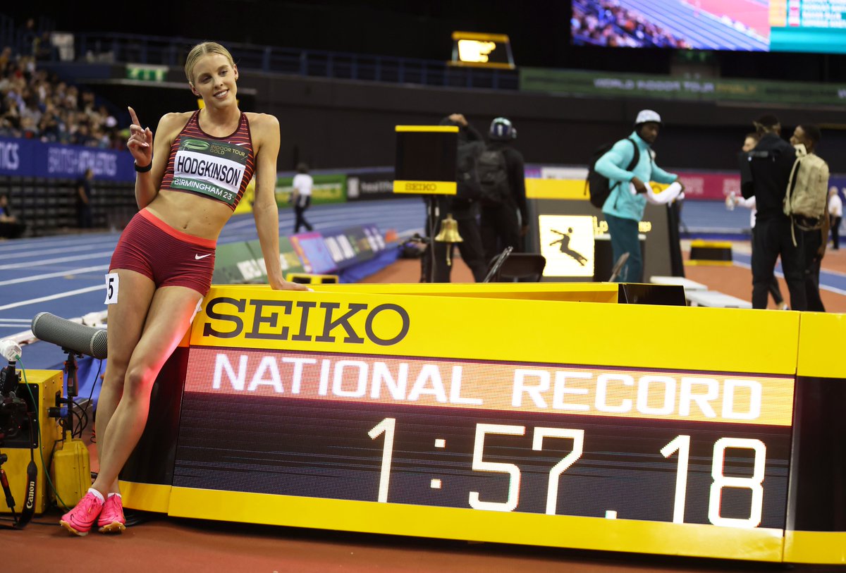 Just <a href="/keelyhodgkinson/">KnH</a> chilling with her new British record 😅

#WorldIndoorTour