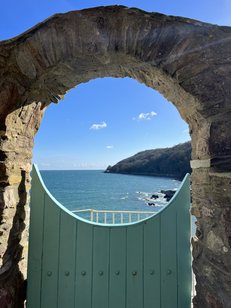 bryce_isobel's tweet photo. Not many better places for a winter walk than the stunningly beautiful #Kingsand &amp; #Cawsand on the #RamePeninsula #SouthEastCornwall, especially when there’s the option of dropping in at the Devonport Inn for a spot of lunch. Also, highly recommend The Stores deli 😋 https://t.co/LrKwsdxLZh
