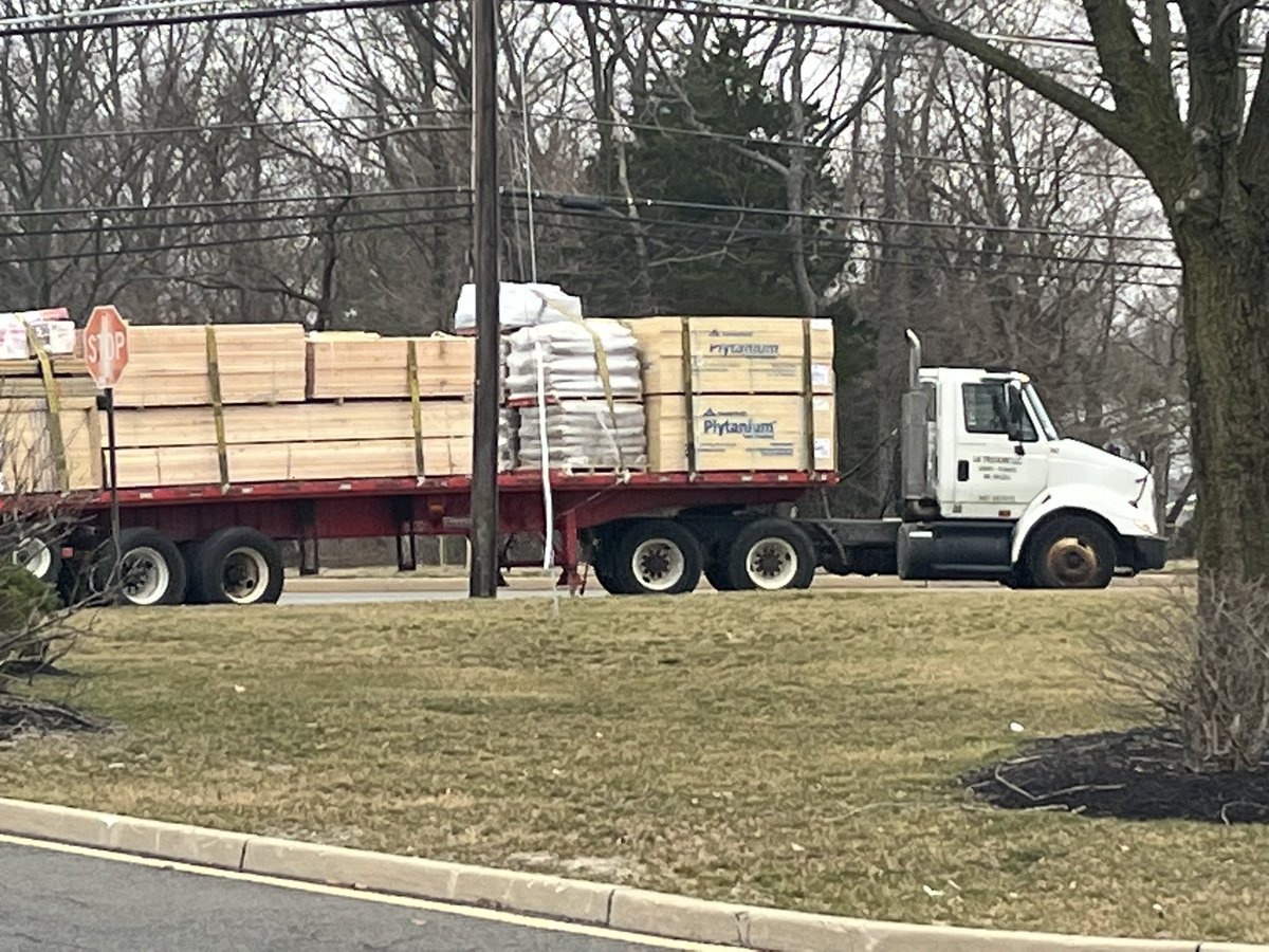 jpompilio's tweet photo. These are the #ProSales that make me smile! Entire Flatbed to one contractor! Great job, Team! @Pro1608George @AndrewsP26 @TweetUsR30 @TimAtLowes https://t.co/S81EknYQPN
