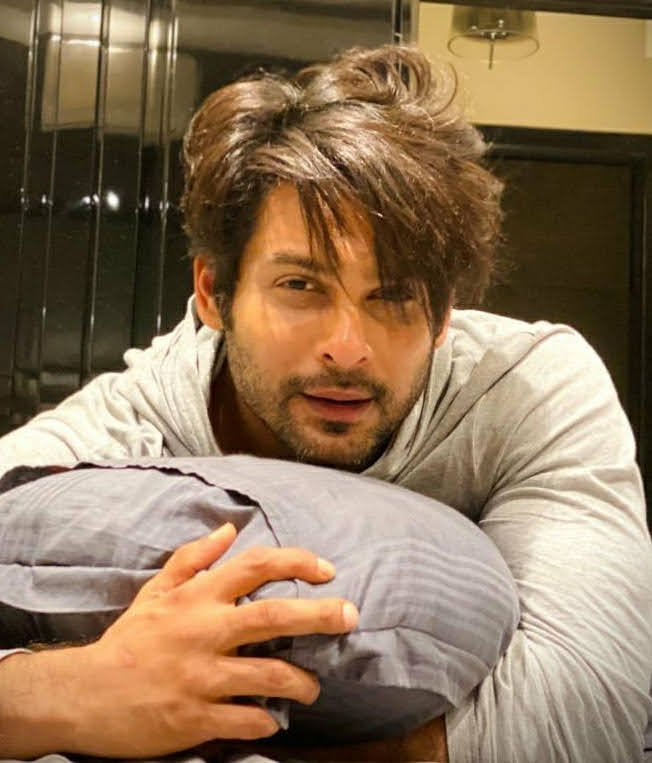 rachanachavan's tweet photo. Missing #SidharthShukla so much🥺🫶🏼🤍
Here's a mini task for u all to post a picture of Sid &amp; continue the chain.

Lets countinue Celebrating &amp; Cherishing our dearest Sidharth #SidharthShuklaLivesOn ♾️
 
TAGGING ALL SIDHARTH SHUKLA
LOVERS https://t.co/6jYBZRrEp6