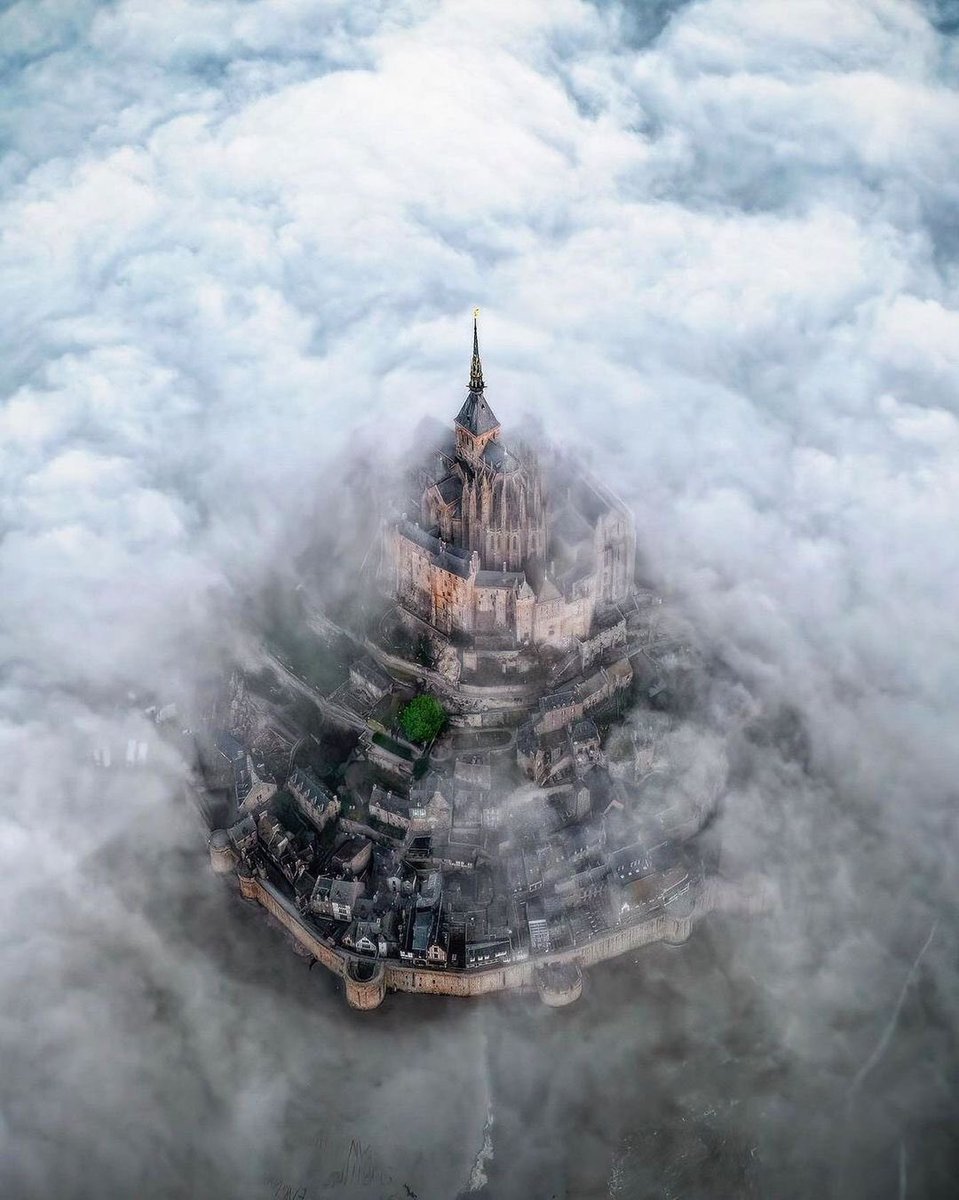 From another world 🏰 

📍Mont Saint Michel, Normandie - France 🇫🇷 

🎥: (ig)ewout.pahud 

#montsaintmichel #normandie #France #TravelDestination #traveltofrance #traveltheworld #travellovers #beautifulplaces #castlelovers #castlesoffrance #castle #wonderfulplaces #pix_of_places