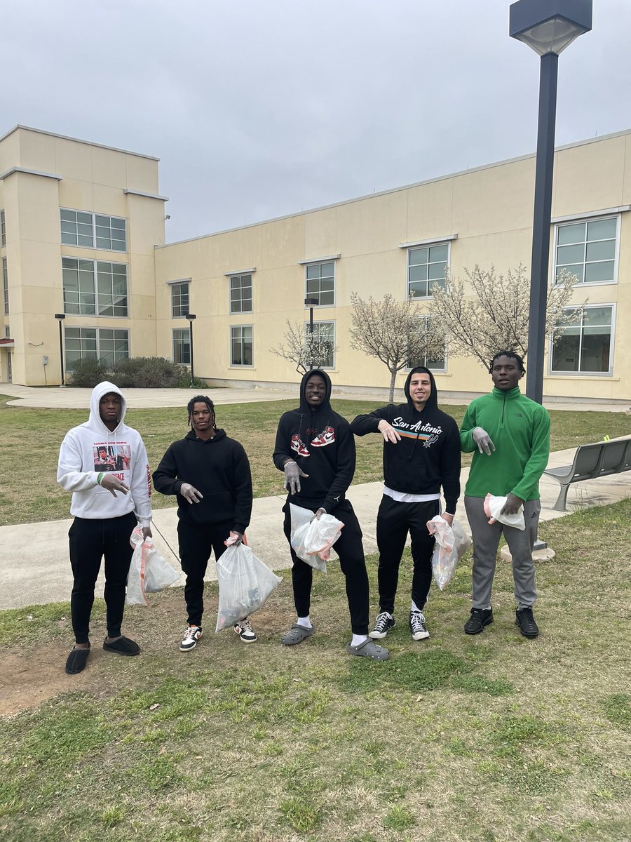 UTSAMenofHonor's tweet photo. Big shoutout to these Men of Honor for volunteering in our first Clean the Campus event of the semester!!!
#UDMNMLB 🤝🤝🤝 https://t.co/EGFg1DwW8o