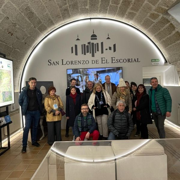 TurismoSLorenzo's tweet photo. 🤩 Hoy hemos disfrutado de la visita guiada solidaria ofrecida por Agasle (Asociación de Guías Acreditas de San Lorenzo De El Escorial) con motivo del #DIGT2023
Los alimentos recaudados irán a Cáritas Parroquial
¡Muchas gracias a todos! 👏👏
APIT Los Guías de Madrid
Agasle https://t.co/DD8JMWKnn8