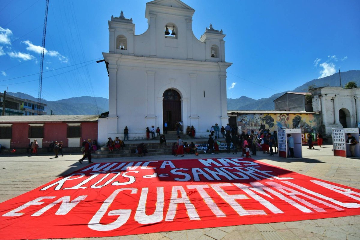 AgenciaOcote's tweet photo. 🚨 Este #25DeFebrero se conmemora el Día de la Dignificación de las Víctimas del Conflicto Armado Interno en Guatemala. Sobrevivientes y familiares realizan una ceremonia en el parque central de Nebaj, Quiché, como un acto de memoria histórica y honrar a las miles de víctimas. https://t.co/Bg2m88tgRv