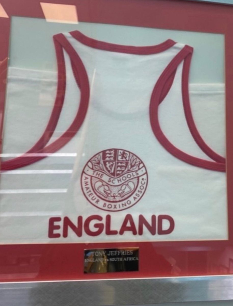 At one time, every school boy boxer in the UK wanted nothing more than 1 of these...

If ya know, ya know 🏴󠁧󠁢󠁥󠁮󠁧󠁿 

I got my 1st  one when I was 13 & got a lot more after that, it was the proudest thing I owned for years.

If u got 1, repost this and talk about it 🥊

#englandboxing