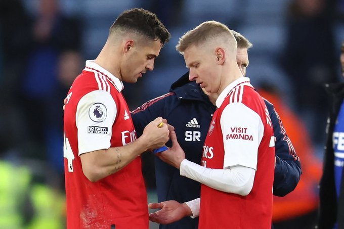 copaalemdacopa's tweet photo. Preocupação com direitos humanos que tem cor e continente.

O Arsenal deu a braçadeira de capitão a Oleksandr Zinchenko na partida de hoje, contra o Leicester, em solidariedade à marca de um ano da invasão da Ucrânia.

Mas na manga de sua camisa, segue estampando "Visite Ruanda". https://t.co/U94LXGqEzK