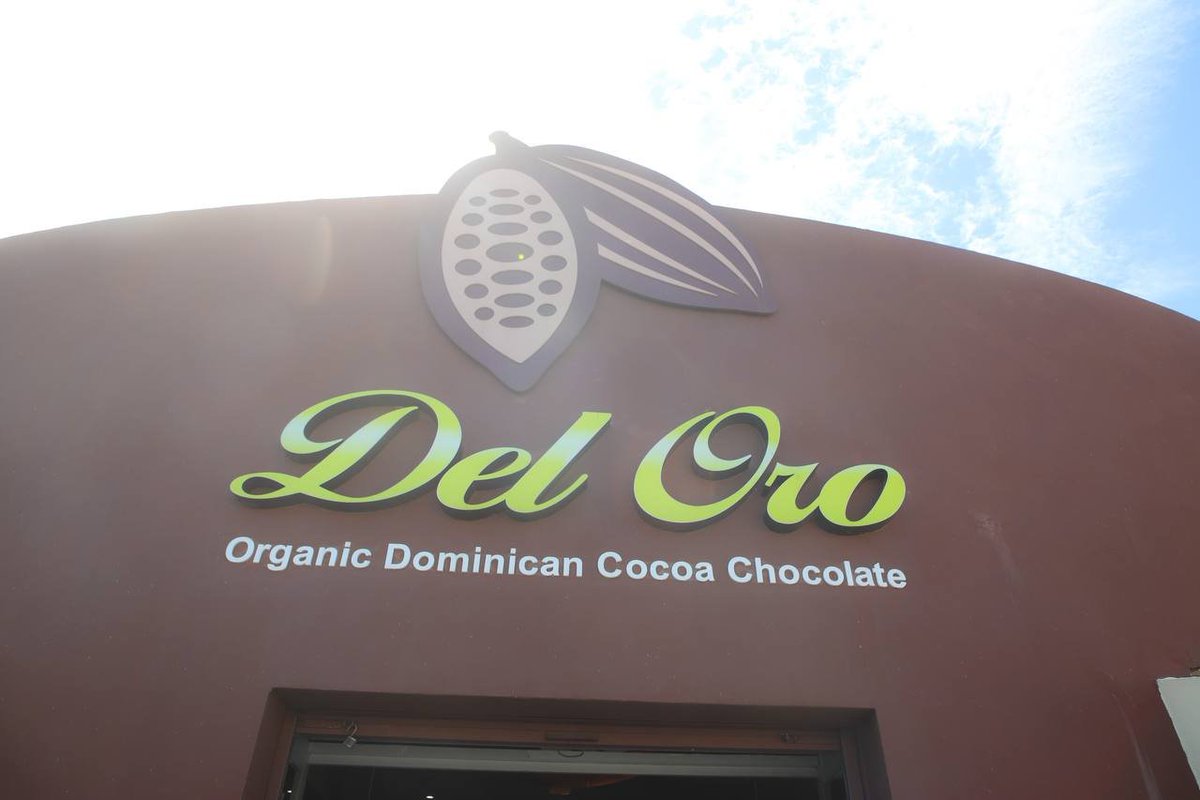 Del Oro Chocolate es una fabrica de chocolate, que  brinda servicio de tours a visitantes que desembarcan de los cruceros en Puerto Plata, a través de visitas guiadas donde dan a conocer de primera mano el proceso productivo de la fábrica.