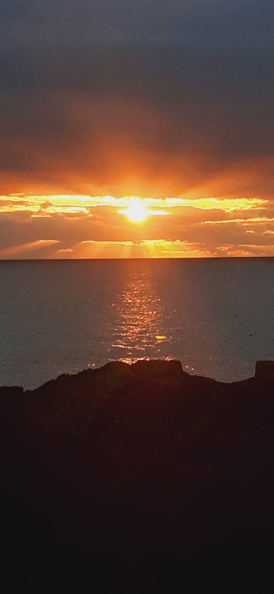 mairecait_mk's tweet image. Ceantar na nOileán. 25.02.23 
#conamara #aimsir 🌅