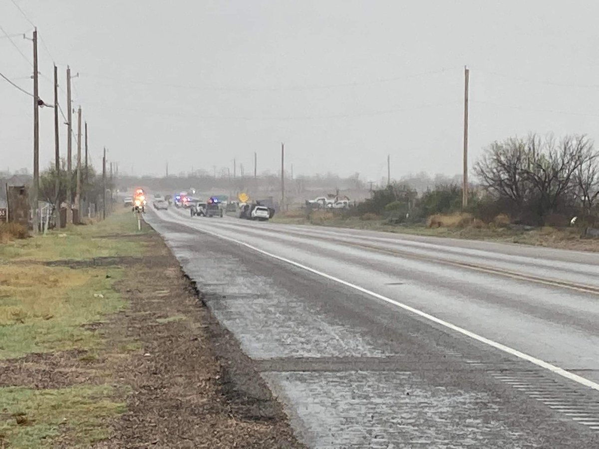 nmaspiedrasneg's tweet photo. Persecución de camioneta con indocumentados deja una mujer lesionada 
Presuntamente chofer de la camioneta que seguía la patrulla fronteriza cerca de @CityEaglePassTx 
Fue enviada a un hospital @CBP @CBPSouthTexas @FBISanAntonio https://t.co/bNqOWnH5oK