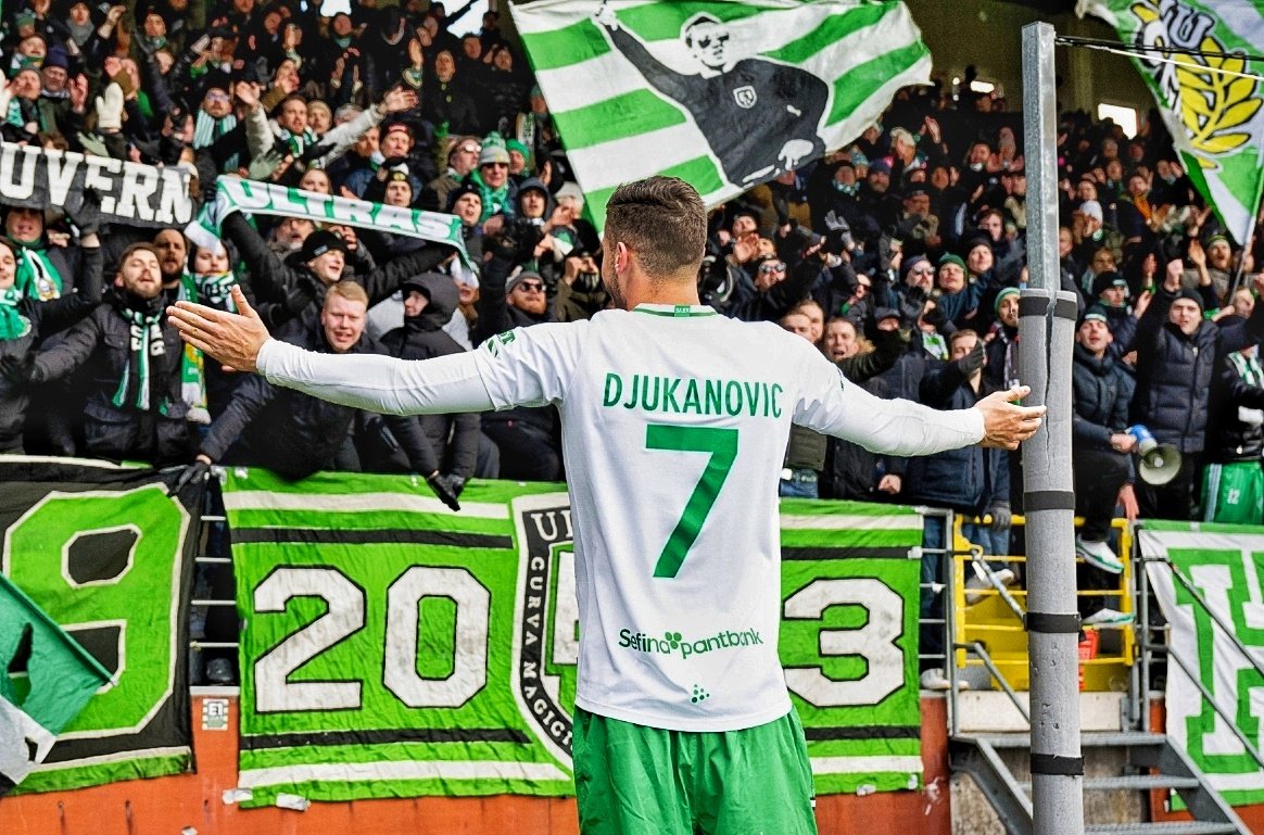 simpawn's tweet photo. Vilken jävla bild!! 👊💯💯💚 #bajen #Hammarby #dunken https://t.co/99j841FzpS