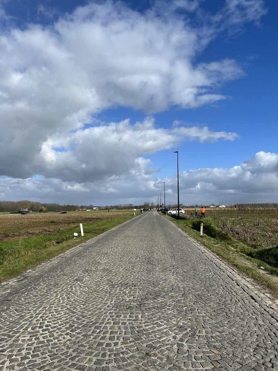 RoelKlei's tweet image. Topdag langs het Omloop parcours! We stonden op de plek waar Jumbo het op de Lange Munte op de kant trok. Heel vet! Gefeliciteerd @DylanvanBaarle!! #omloop