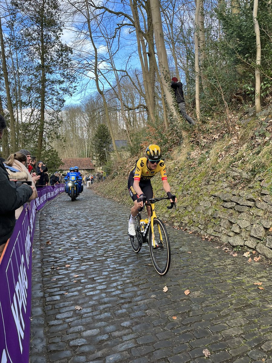RoelKlei's tweet image. Topdag langs het Omloop parcours! We stonden op de plek waar Jumbo het op de Lange Munte op de kant trok. Heel vet! Gefeliciteerd @DylanvanBaarle!! #omloop