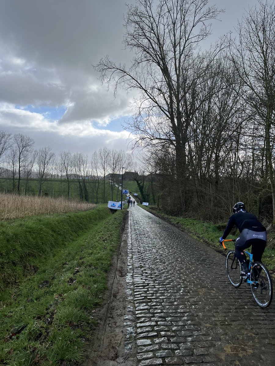RoelKlei's tweet image. Topdag langs het Omloop parcours! We stonden op de plek waar Jumbo het op de Lange Munte op de kant trok. Heel vet! Gefeliciteerd @DylanvanBaarle!! #omloop