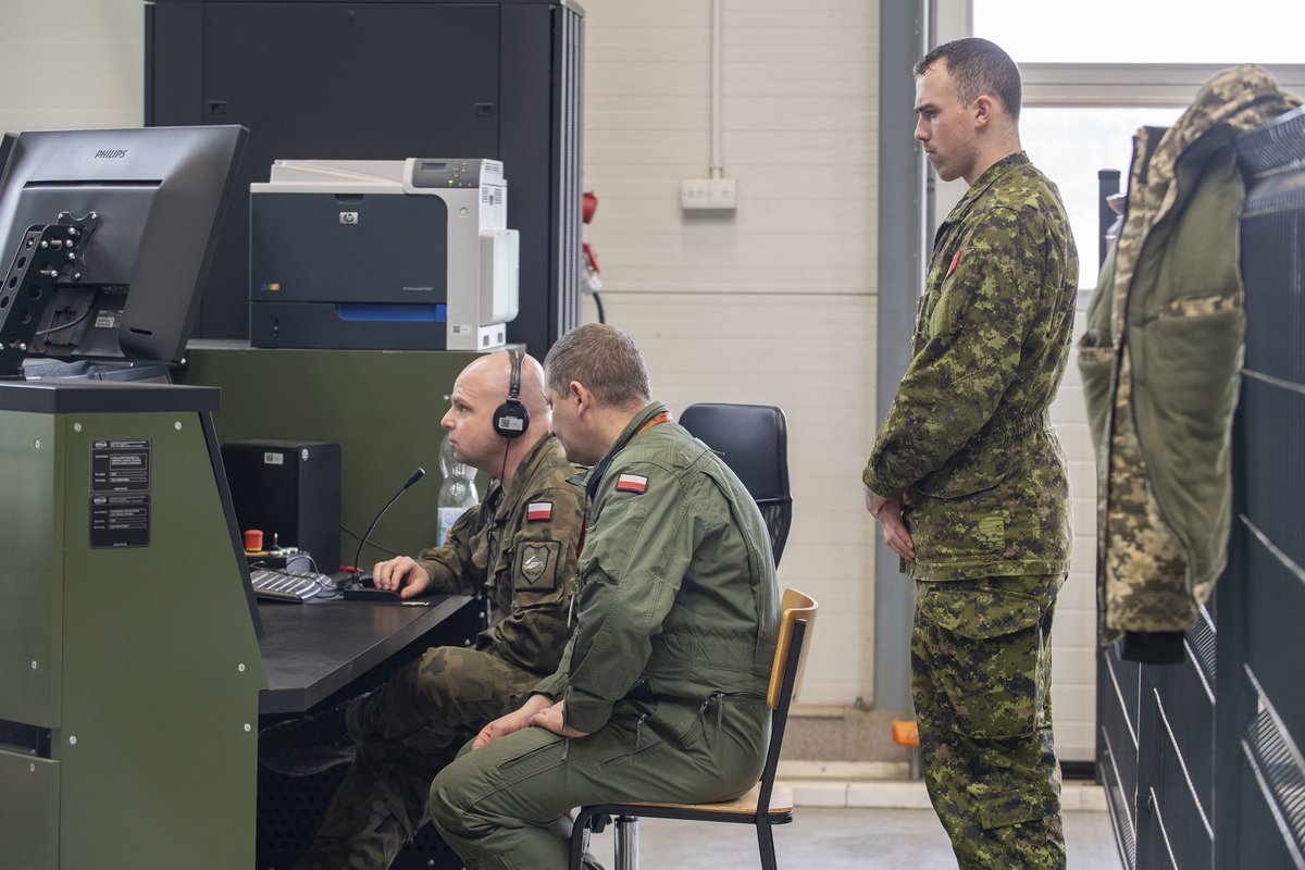 Polish 🇵🇱 and Canadian 🇨🇦 Armed Forces soldiers instruct Ukrainian 🇺🇦 soldiers on gunnery skills on the Leopard 2A4 main battle tank simulator and train in operating Leopard tank in south-western Poland, Feb. 20, 2023. #StandWithUkraine️ #OpUNIFIER