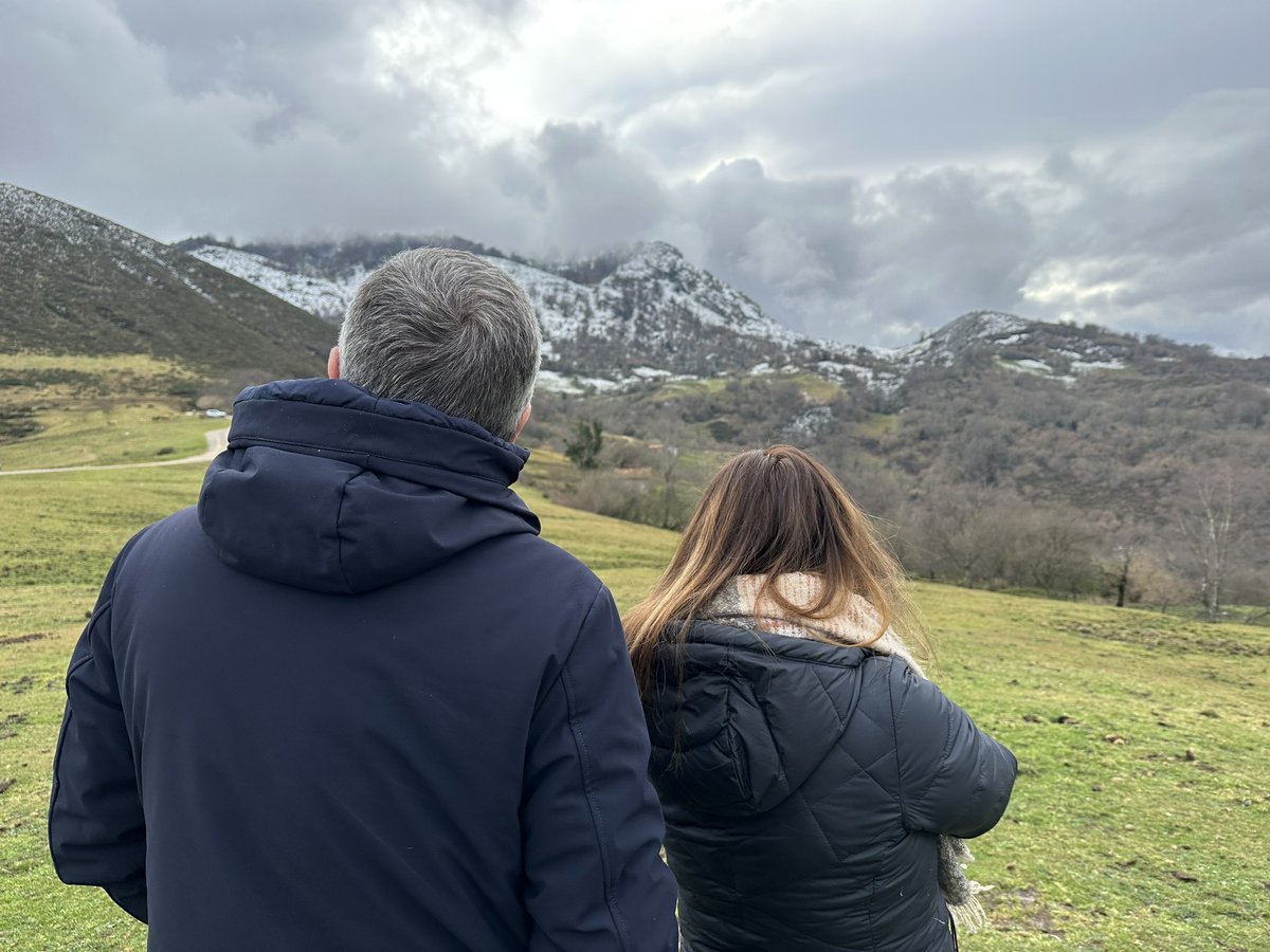 arraviatta's tweet photo. Subimos a #LesPraeres a tomar un cafe y disfrutar las vistas y estaba “Bambi” la cierva en libertad que es como la hija adoptiva del señor del bar. Ya tiene 10 años. https://t.co/rk5999ai3b