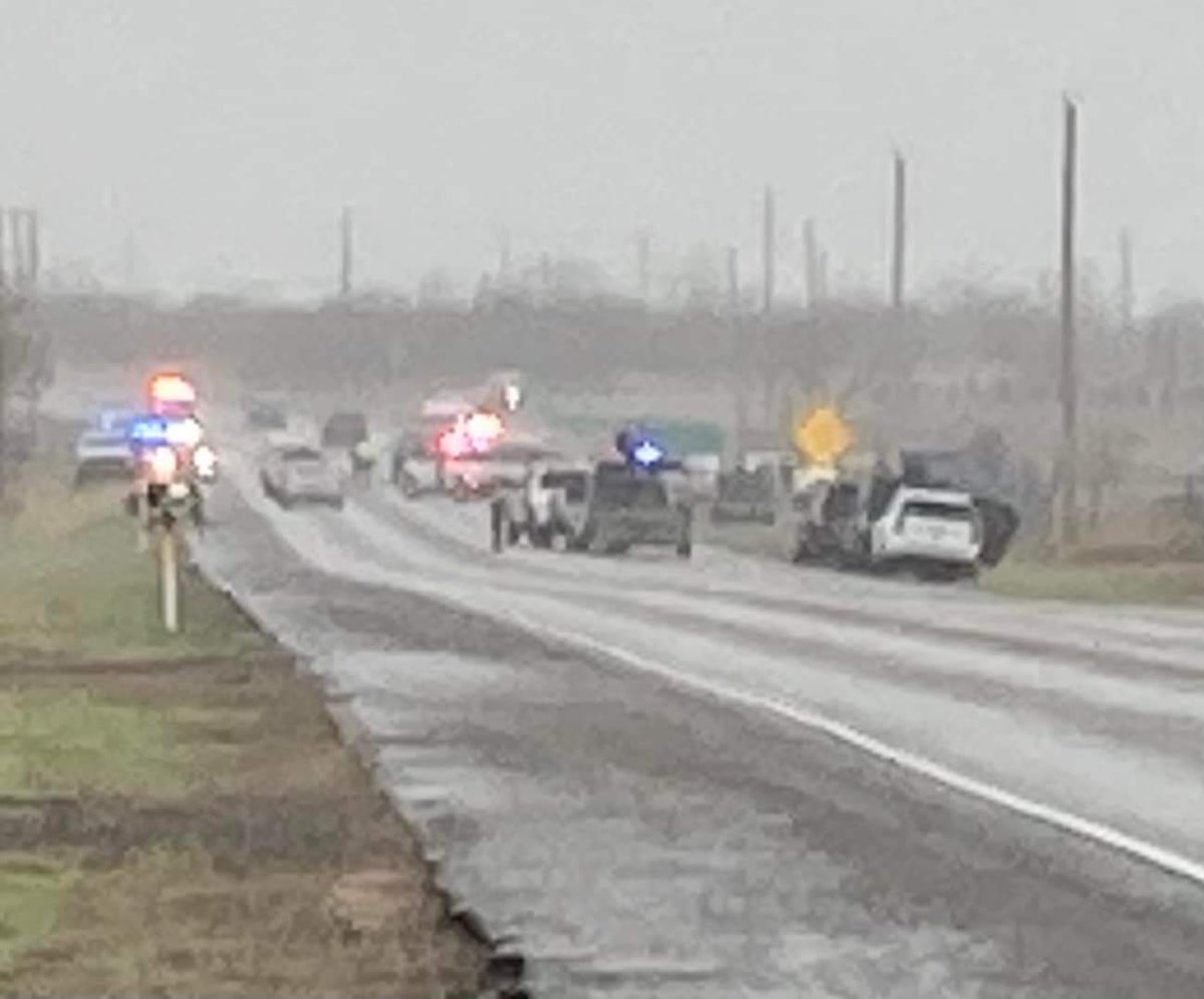 nmaspiedrasneg's tweet photo. Persecución de camioneta con indocumentados deja una mujer lesionada 
Presuntamente chofer de la camioneta que seguía la patrulla fronteriza cerca de @CityEaglePassTx 
Fue enviada a un hospital @CBP @CBPSouthTexas @FBISanAntonio https://t.co/bNqOWnH5oK