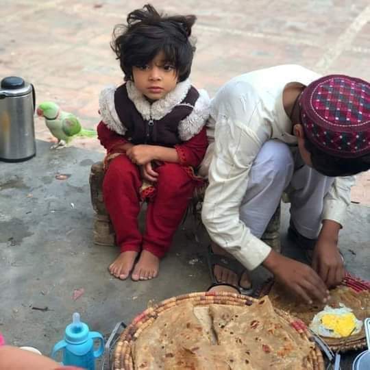 ہائے ہائے او ویلے نئیں بھُلدے
او چِیک چہاڑا چُلہے تے
اے پہلی روٹی میں کھاساں
اس گل  تے رُولے ہُوندے ہَن
جداں سَکھڑیں چُولے ہُوندے ہَن