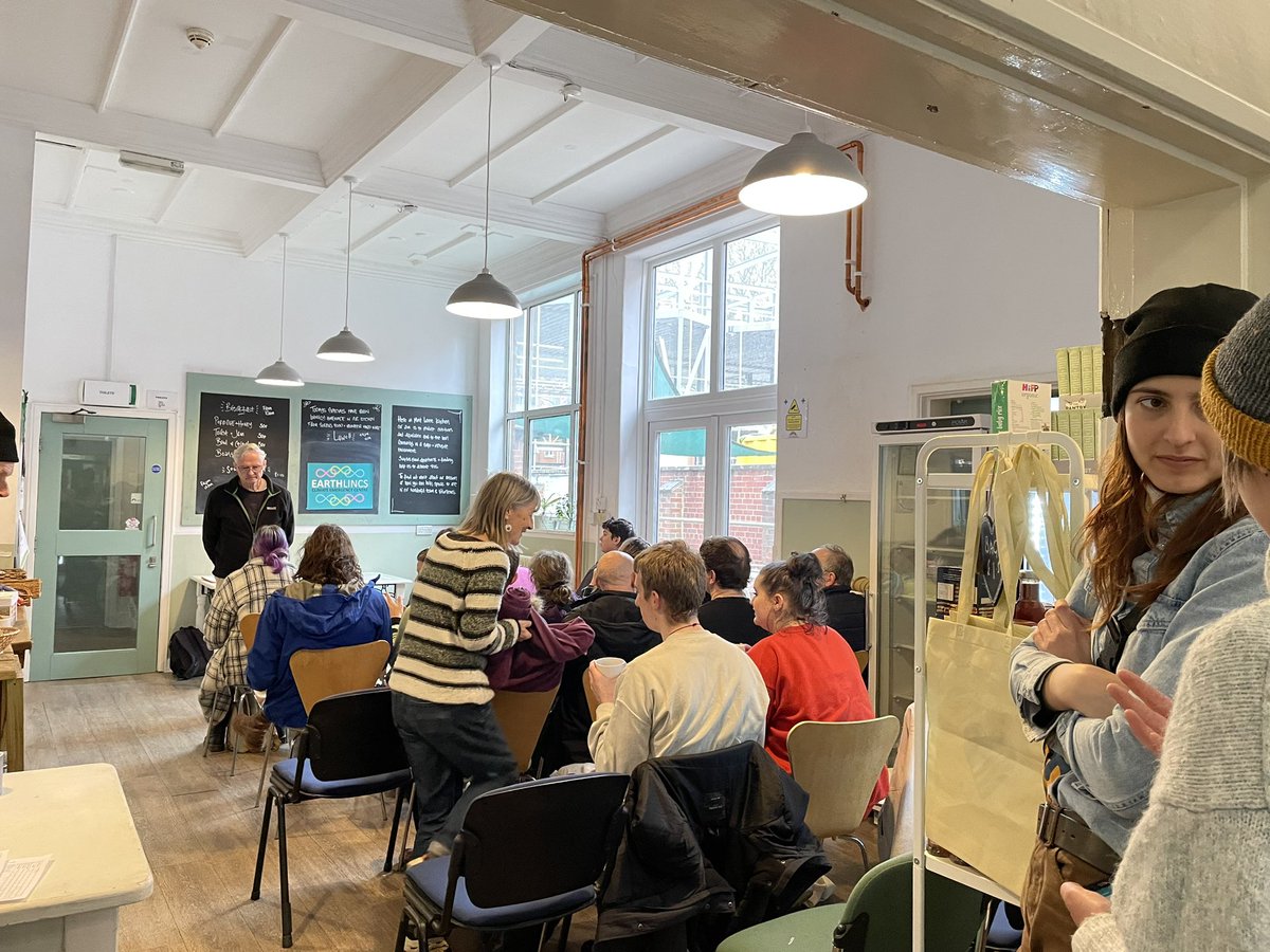 What a great turn-out for todays @Earth_Lincs drop -in with Eddie from @LincsRebellion 🙌🏽🍃💚talking about the #ClimateEmergency #UnitetoSurvive #PeoplesAssembly + @XRebellionUK #April21st weekend Gathering in London