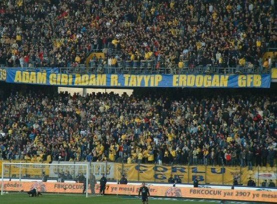 Fenerbahçe tribünlerinde Hükümet aleyhine havlayan 3-5 'paralı köpeğe' gerçek Fenerbahçeli taraftarın cevabı ektedir. 

Adam gibi adam, Recep Tayyip Erdoğan!