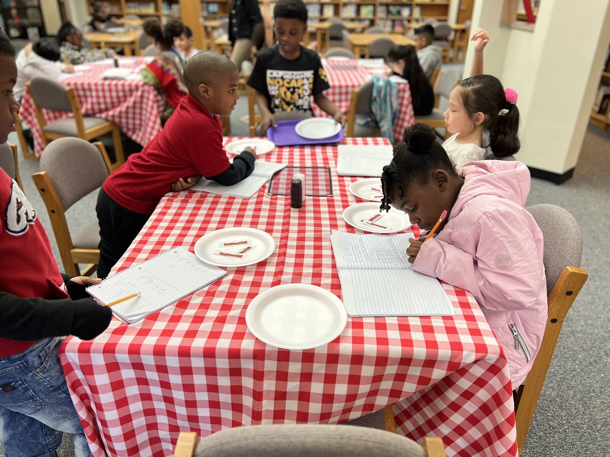 We are using engagement kits in the library to introduce division to 2nd grade. The waiters and customers enjoyed learning at the Division Diner, but I had a few complaints about the food. 🤷🏻‍♀️🥓🍽️➗ @BJ__Smith @mesqlibraries #lovegrowachieve #smithleopards