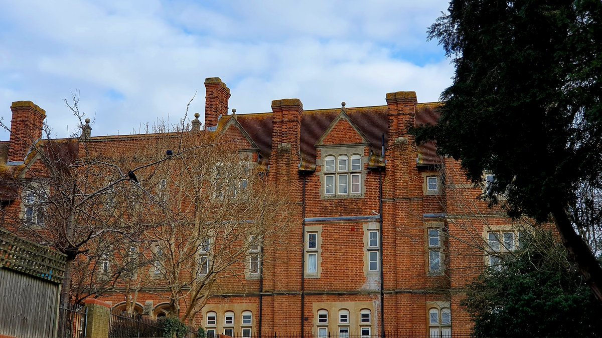 DreamingOxDiary's tweet photo. Salesian Gardens, Cowley. https://t.co/iAOtD8zxsn