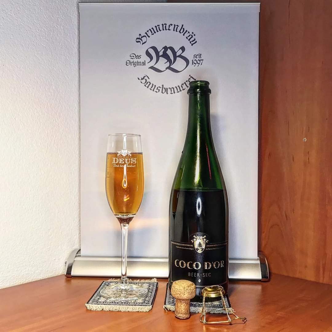 brunnenbraeu's tweet photo. SchwarzwaldGold Braumanufaktur - Coco dʼOr Beer-Sec (***) 8,5%

#beeronthecarpet

#schwarzwaldgoldbraumanufaktur #schwarzwaldgold #cocodor #beersec #brauereirogg #rogg

[MHD: 15. Mai 2021 mit dem Zusatz „Immer noch gut danach!“] https://t.co/hFiBakHJl9