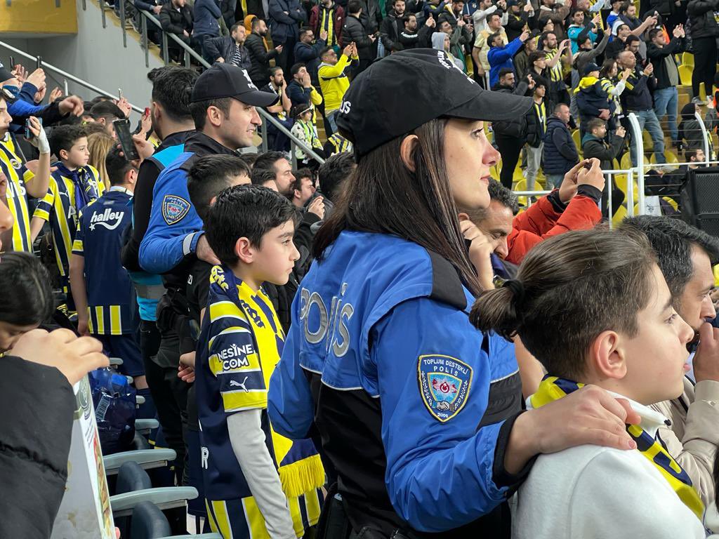 istanbul_EGM's tweet photo. Biz Birlikte Güçlüyüz🇹🇷
#Deprem bölgesinden İlimize gelen çocuklarımız yeşil sahada sporcularımızla seremoni heyecanını yaşadılar ve Toplum Destekli Şube Müdürlüğü personellerimizle tribünlerden karşılaşmayı izlediler. Siz hep gülün çocuklar. Çünkü gülmek en çok size yakışıyor. https://t.co/3OzNvLGPAI
