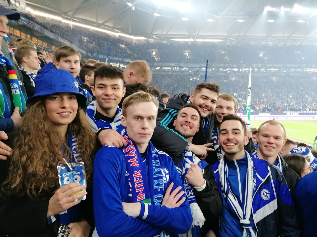 #Kurvenselfie! 💙 #S04 | <a href="/meeliinaak/">Melina.K</a> <a href="/gxbriel1904/">Gabriel</a> <a href="/hxnnes04/">hxnnes04</a> @Kukoranyi <a href="/1904_Mirko/">Mirko</a> <a href="/loerres01/">Bpickup319</a> (<a href="/lukasinho01/">Lukas</a> aufm Pott)