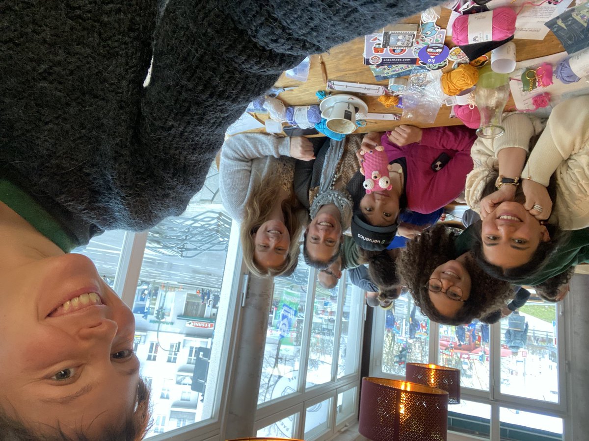 Computer off and hooks mode on!!! Today was the day to meet this amazing ladies and have some fun while we tried to crochet lovely #Gophers @sleepypioneer @ronnax @alienor_latour 💞💞💞